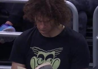 NBA, Robin Lopez viene scambiato dai Bucks e “vede” la partita leggendo un libro a bordo campo | VIDEO