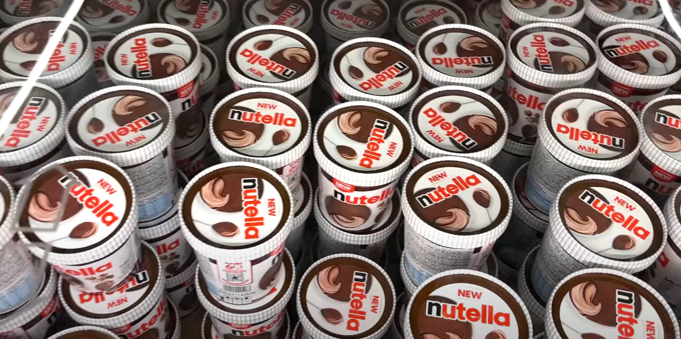 Il gelato alla nutella della Ferrero arriva nei supermercati: prezzo e dove trovarlo. Sui social spopola l’assaggio | FOTO e VIDEO