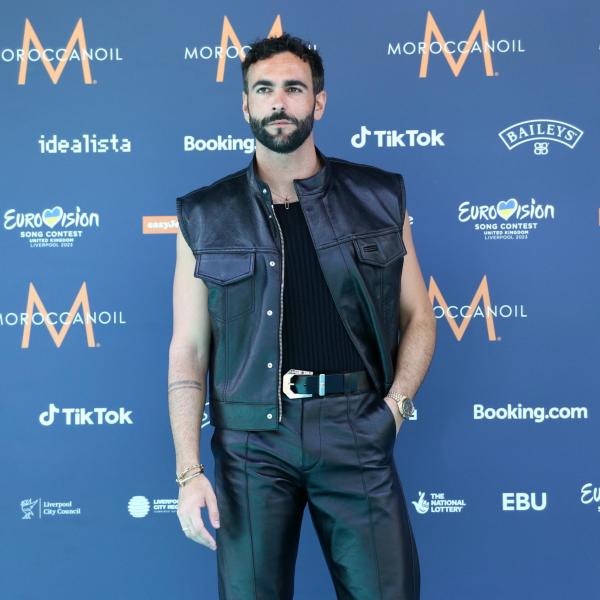 Marco Mengoni sul Turquoise Carpet di Eurovision: le prime immagini in total look Versace (VIDEO)