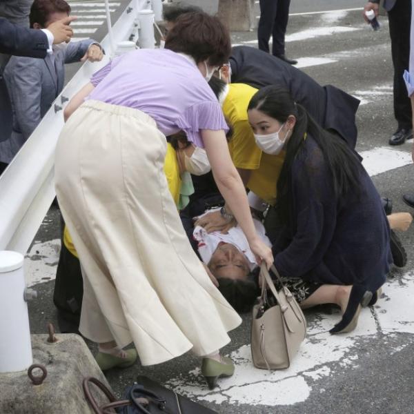 Attentato contro Shinzo Abe, colpito da arma da fuoco: “Non dà segn…