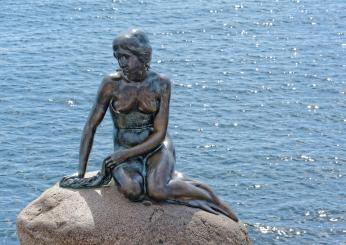 Monopoli, è polemica per la statua della sirena nel parco giochi, definita di residenti “troppo provocante” e un “richiamo in massa per il cul-turismo”