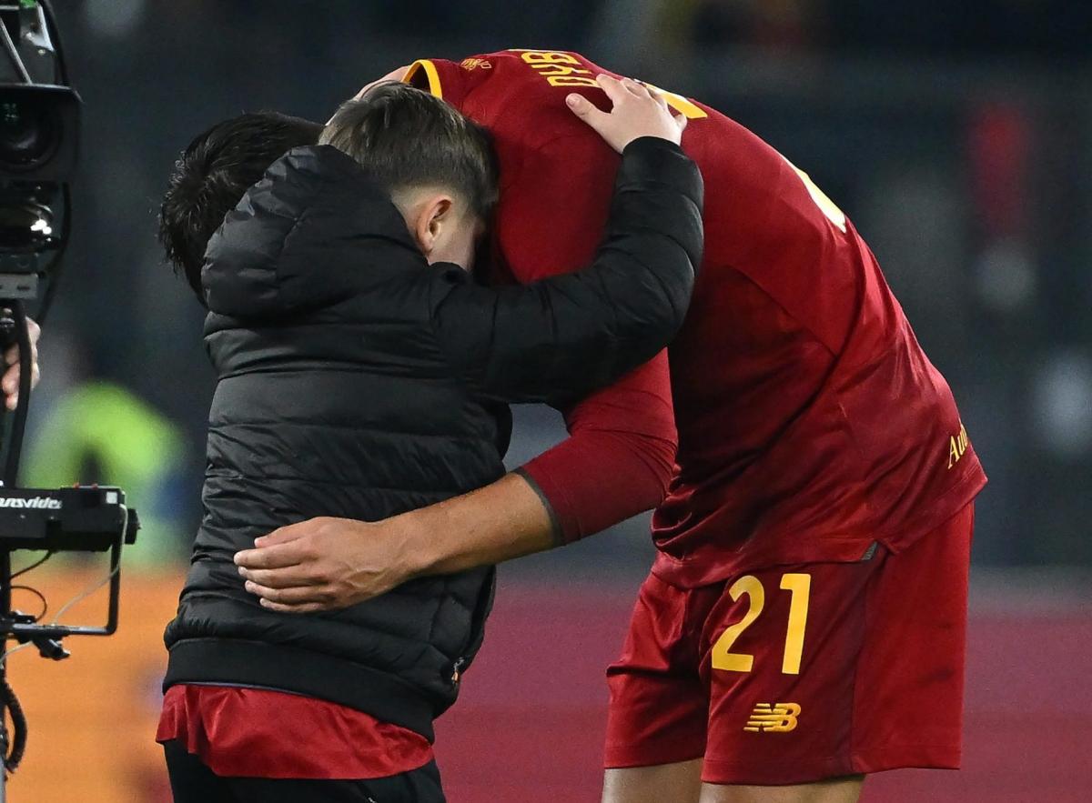 Roma-Genoa, bambino si tuffa in campo e torna con le maglie di Dyba…