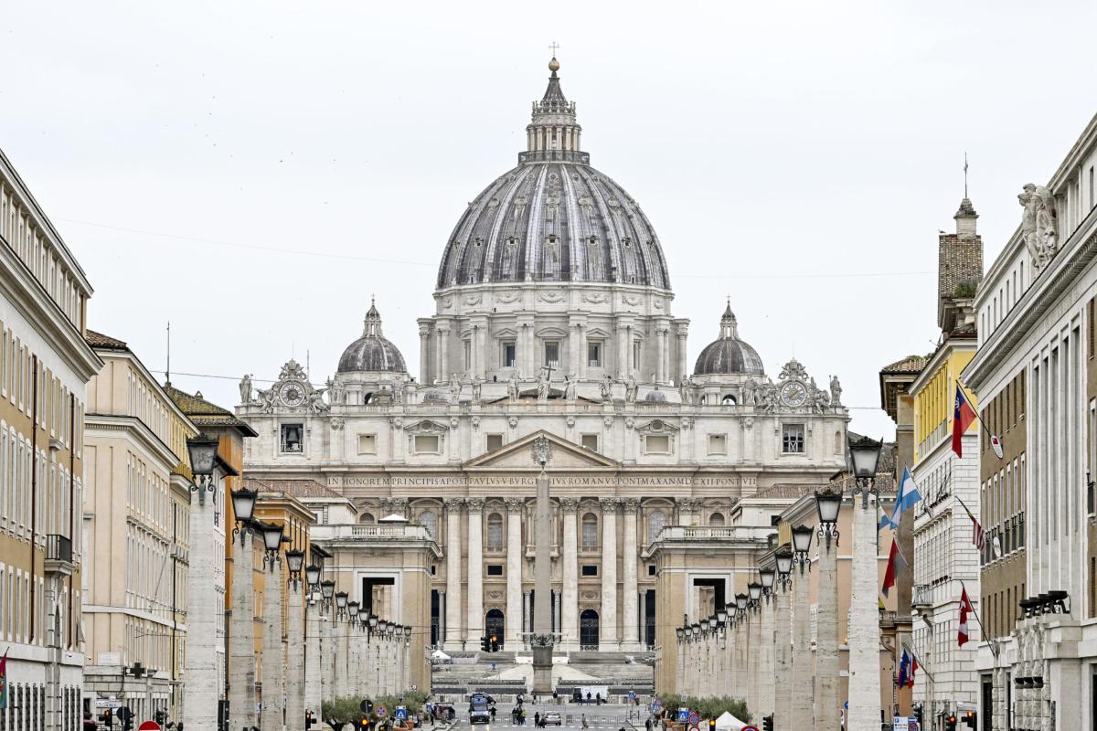 Uomo nudo sull’altare di San Pietro contro la guerra in Ucraina