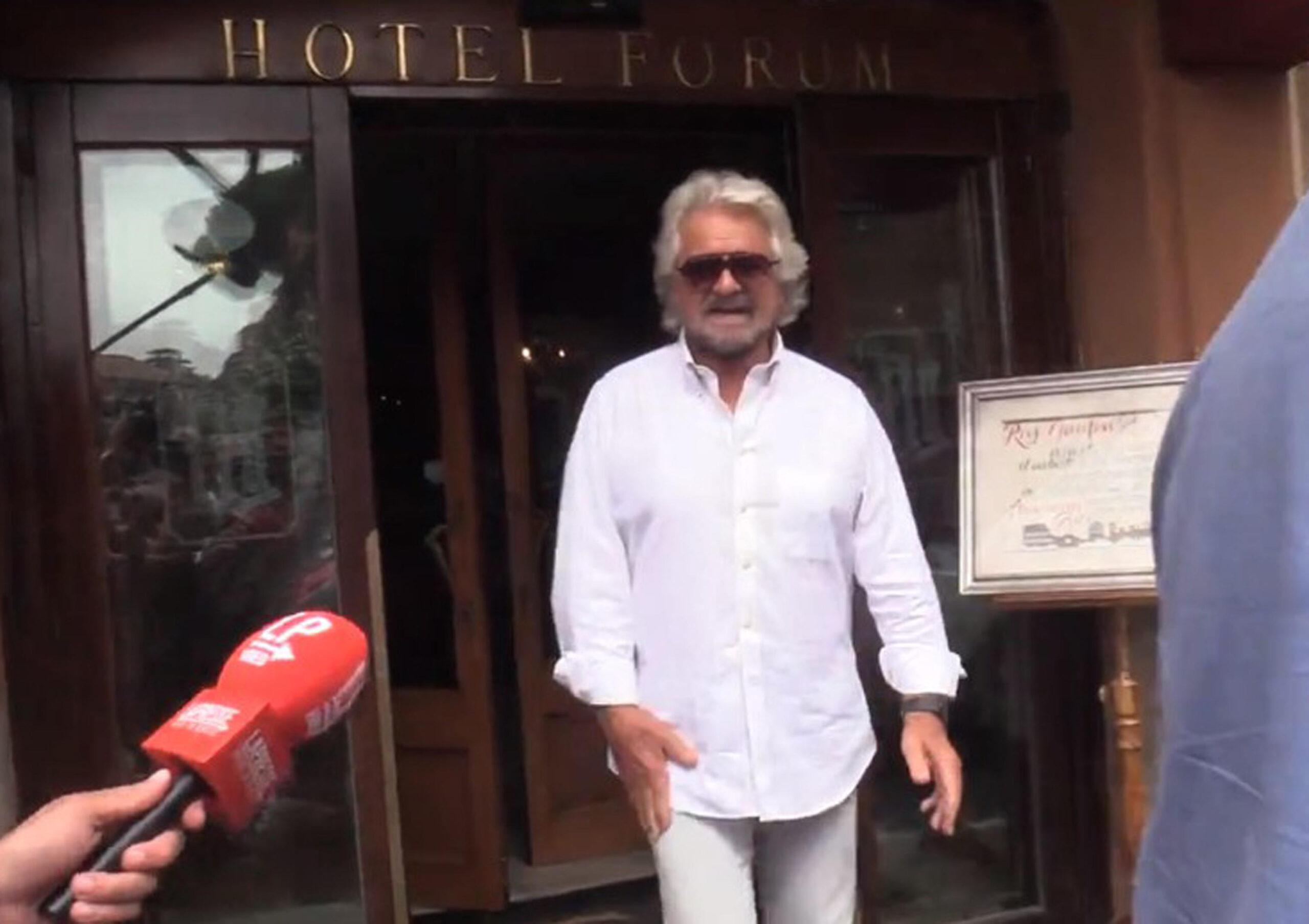 Beppe Grillo manda in tilt la base, malumore nelle chat dei 5 Stelle. Viginia Raggi non vuole sfidare Conte per la leadership