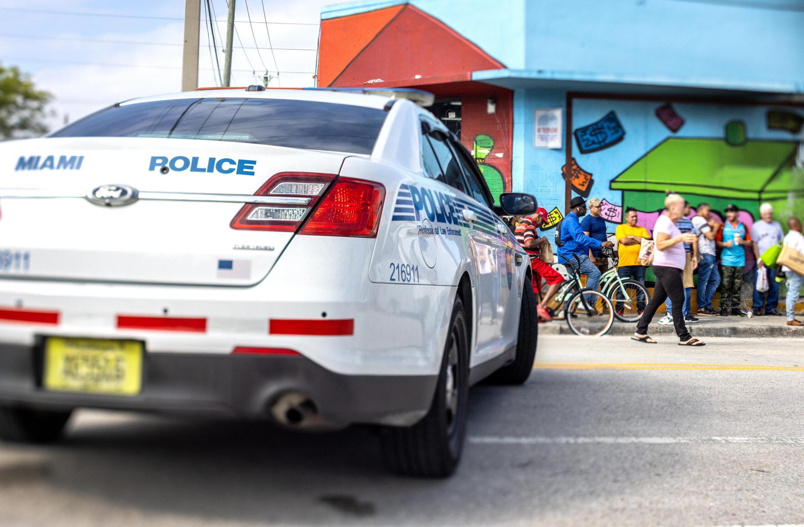 Usa, brutalità su uno studente italiano arrestato a Miami: manette legate ai piedi con una cintura per tredici minuti dalla polizia