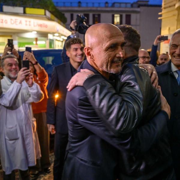 Totti – Spalletti, l’abbraccio della pace e la visita ai pazienti del Bambino Gesù | VIDEO