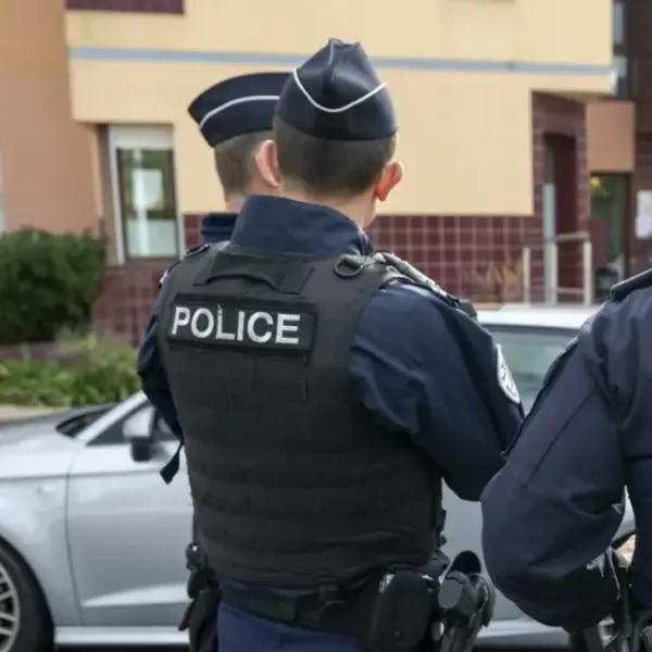 Francia, due bambini uccisi a pugnalate e nascosti nel bagagliaio di un auto ad Essonne: indagato il padre