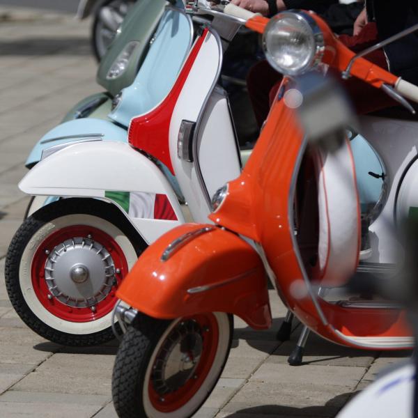 La Vespa PK 50 e le sue sorelle: storia e versioni dello scooter degli anni 80.