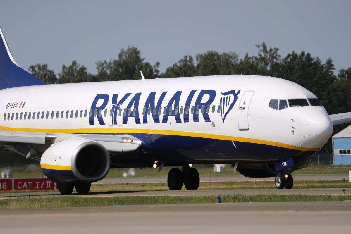 Ryanair deride la norma anti-rave: “51 persone possono volare?”