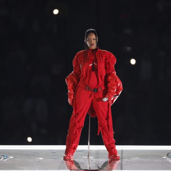 Super Bowl, Rihanna si esibisce in total red e annuncia la seconda gravidanza | VIDEO