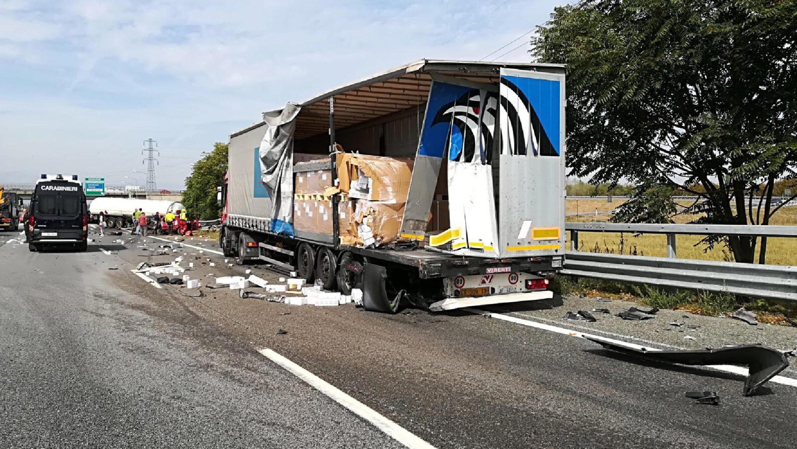 Torino, camion in fiamme: traffico bloccato sulla Tangenziale Sud