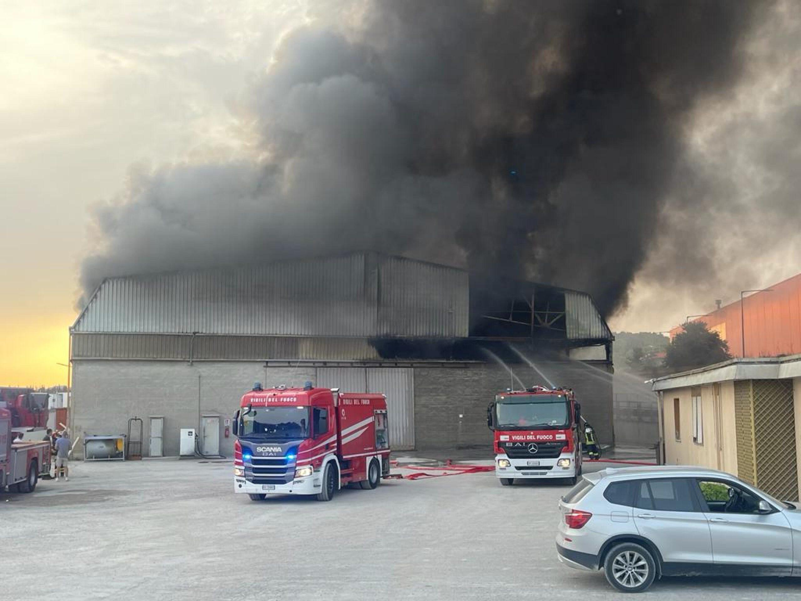 Milano, incendio in un capannone a Rescaldina: il sindaco dirama l’allerta