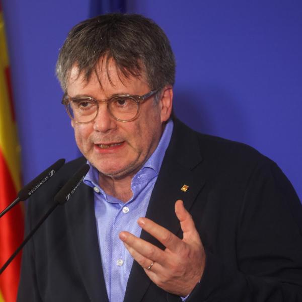 Spagna, archiviata l’indagine per terrorismo contro Puigdemont: “Il caso mirava a sporcare la narrativa sul movimento indipendentista”