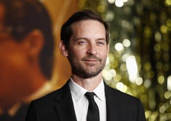 Tobey Maguire e Babette Strijbos stanno insieme? Il bacio hot con l’attore di Spiderman in Sardegna | FOTO