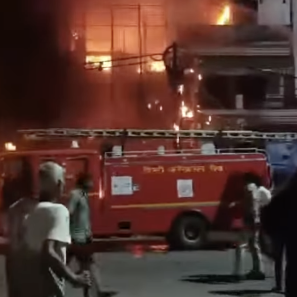 Dramma in India, incendio in un ospedale pediatrico a Nuova Delhi: morti sei neonati | VIDEO