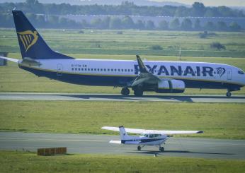 Volo Ryanair da Bergamo in overbooking, l’annuncio: “Chi scende avrà 250 euro e un viaggio gratis”. Un ragazzo accetta tra gli applausi | VIDEO