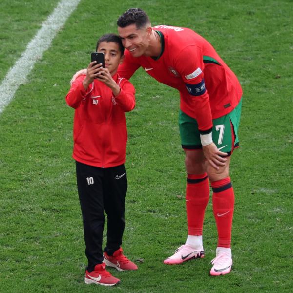 Selfie con Cristiano Ronaldo durante Turchia-Portogallo: rischio Daspo per il bambino Berat? La situazione