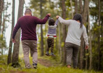 Fino a quando un figlio è a carico dei genitori: cosa cambia dall’età anagrafica ai casi