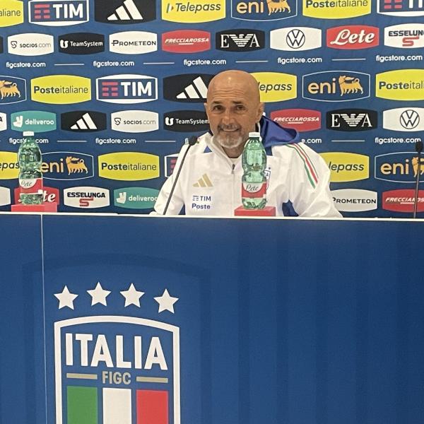 Italia si raduna a Roma, la conferenza stampa di Spalletti: “Acerbi? Dobbiamo fare attenzione ai comportamenti”, poi chiarisce sulla Playstation: “La notte si deve dormire, sennò si sta a casa”