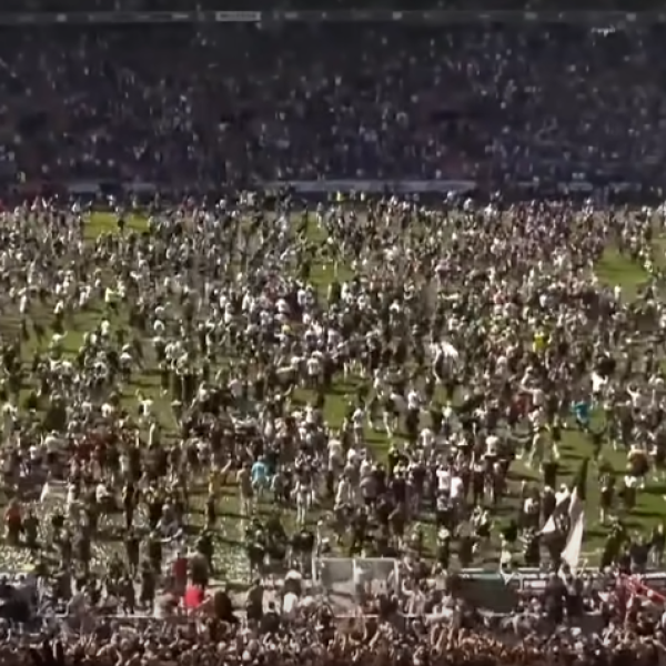 Sankt Pauli promosso in Bundesliga: la tifoseria di sinistra, l’amicizia con la Samp, il gemellaggio in Europa. Tutto sul club del quartiere di Amburgo | VIDEO