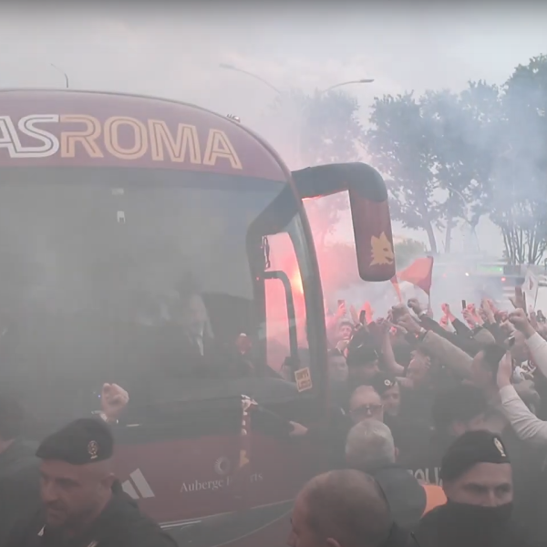 Europa League 2024, Roma-Bayer Leverkusen: l’arrivo del pullman giallorosso tra cori e fumogeni| VIDEO