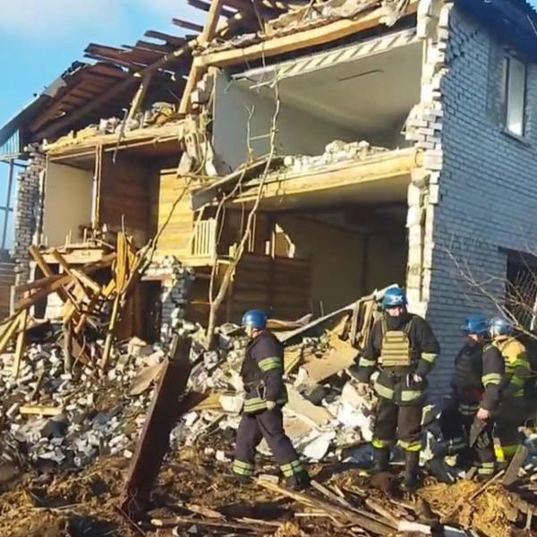 Guerra in Ucraina, bombe su un condominio a Kharkiv: una vittima