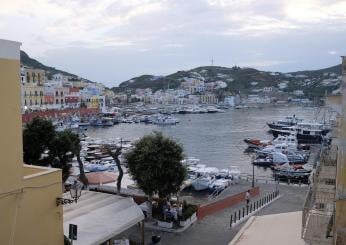 Latina, esplosione su un peschereccio al porto di Ponza: due ustionati in ospedale