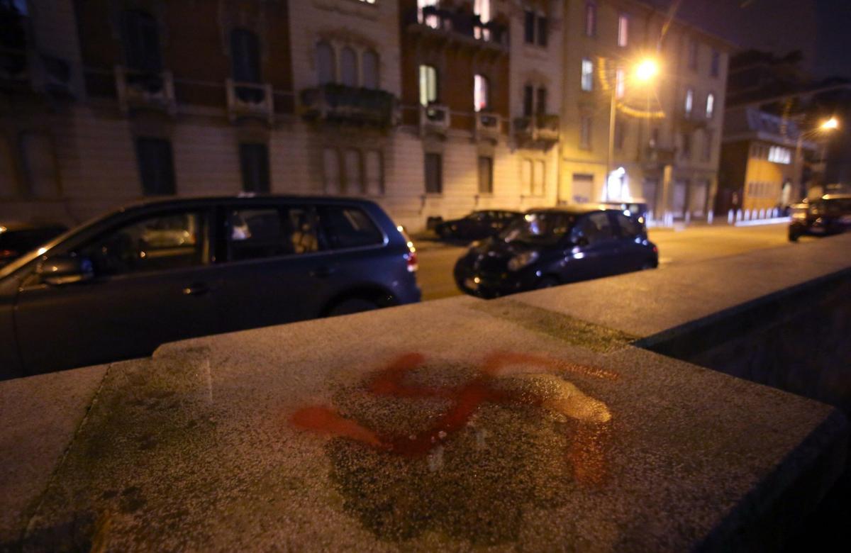 Milano, identificato l’uomo artefice delle scritte antisemite