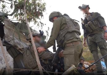 Truppe israeliane sventolano le bandiere nel Parlamento di Gaza