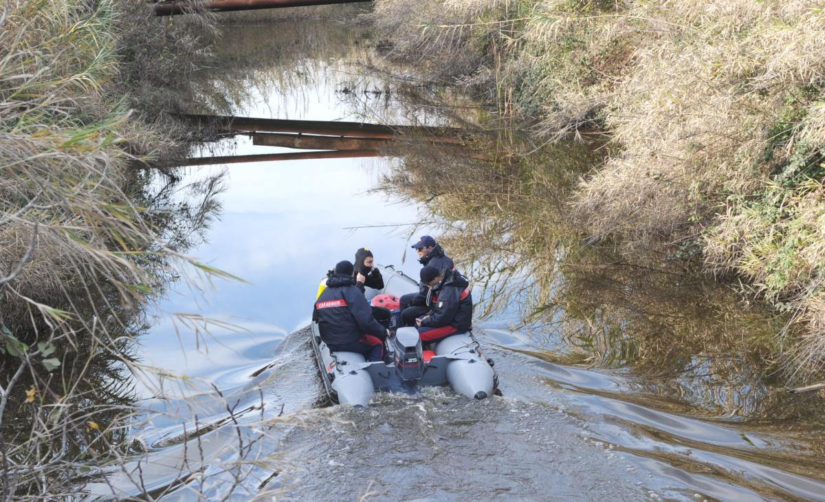 Lucca, incidente sul lago di Massaciuccoli: una barca si è ribaltata, morto un 60enne e disperso un 50enne