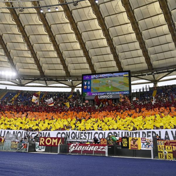 Roma, il nuovo coro della Curva Sud è uno spettacolo: tutti cantano sulle note di “Pazza” di Loredana Berté| VIDEO