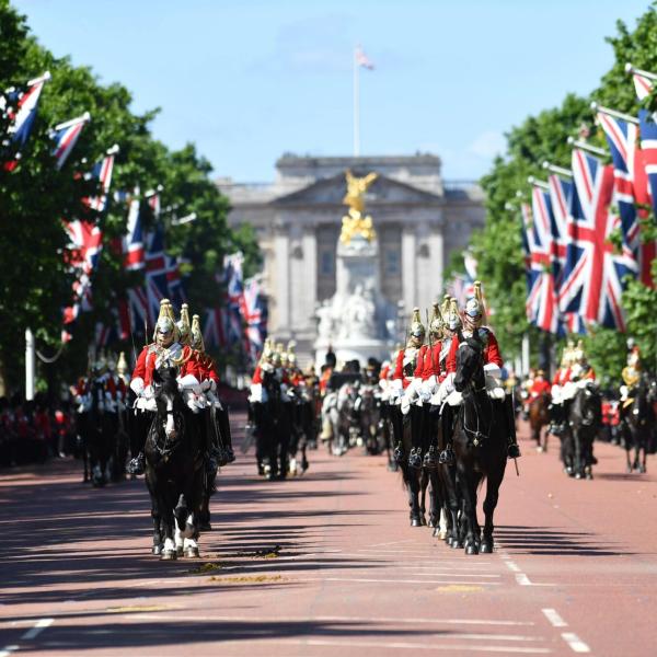 Cos’è il Trooping The Colour: date, orari, biglietti e assenza di Kate Middleton alla parata