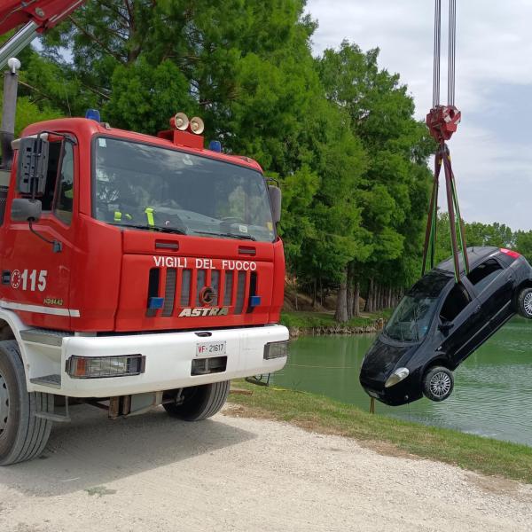 Macerata, tragedia a Montefano: auto finisce dentro un lago, morti due anziani