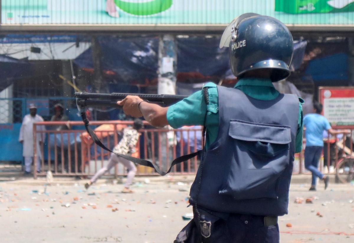 Bangladesh, la polizia apre il fuoco contro gli studenti a Dacca: 115 morti dall’inizio delle proteste | VIDEO