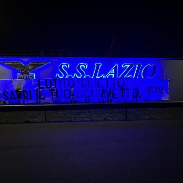 Lazio, dopo l’Atalanta la rabbia dei tifosi: a Formello striscioni contro Lotito e Sarri | FOTO