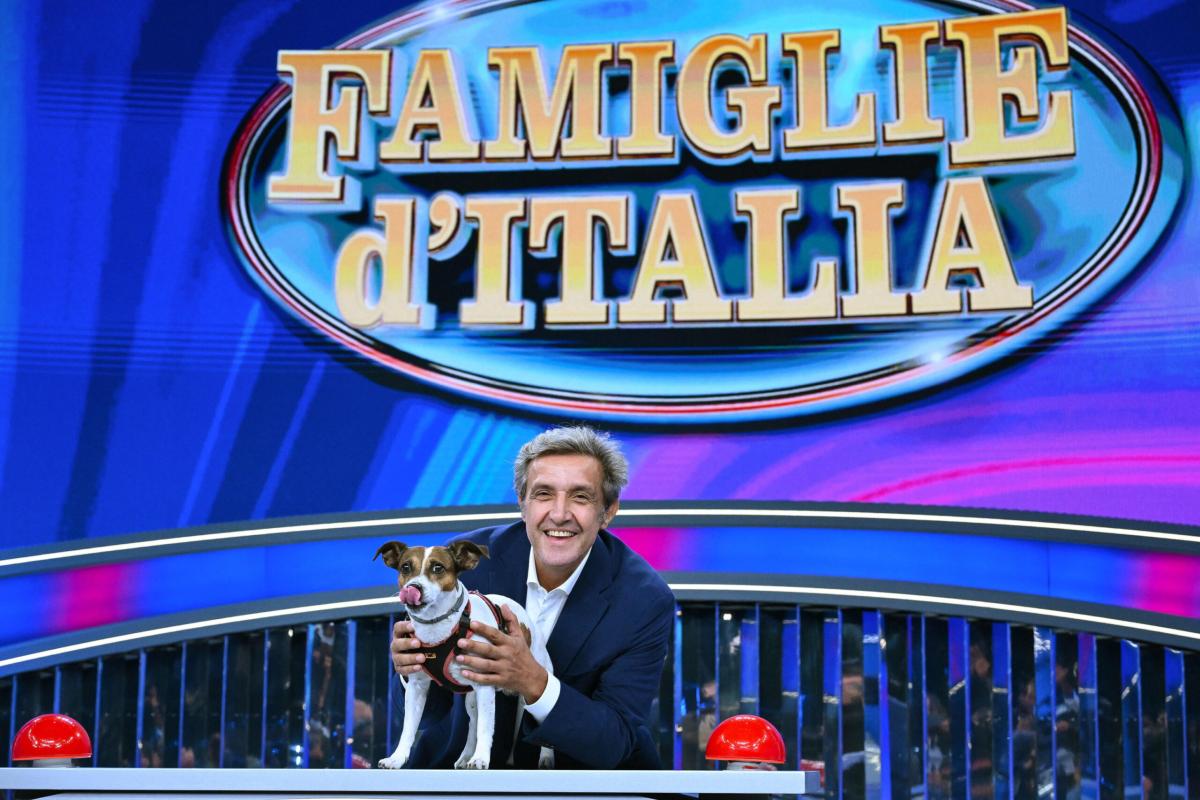 Flavio Insinna sbarca su La7 con “Famiglie d’Italia”: “Volevo una nuova sfida, ma dalla Rai ho avuto amore”. Loda De Martino e sull’esonero di De Rossi… | Video