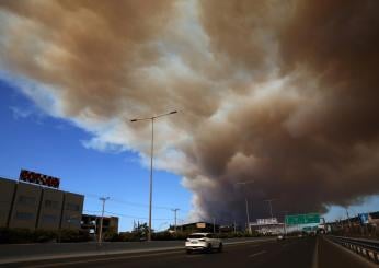 Grecia, maxi incendio vicino ad Atene: evacuate migliaia di persone, il fumo incombe sulla città |  VIDEO