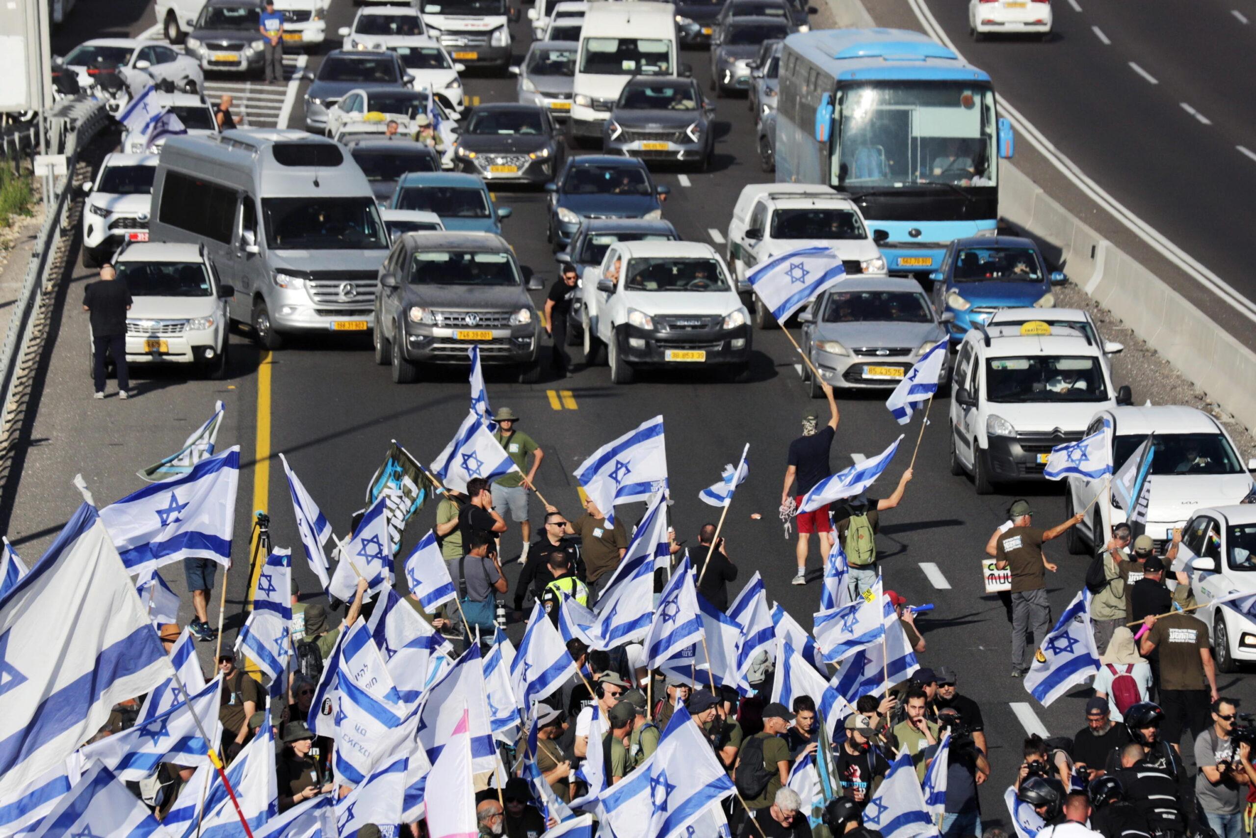 Israeliani in rivolta contro la legge anti-giudici: cittadini bloccano strade e aeroporto