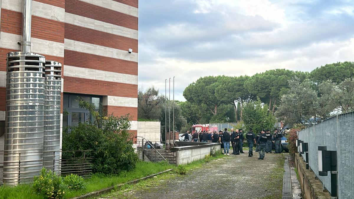 Roma, sgomberato l’ex hotel Petra alla Romanina: 35 persone allontanate, soprattutto latinos. Il minisindaco Laddaga: “Non erano gli stessi di Torre Maura” | VIDEO IN ESCLUSIVA