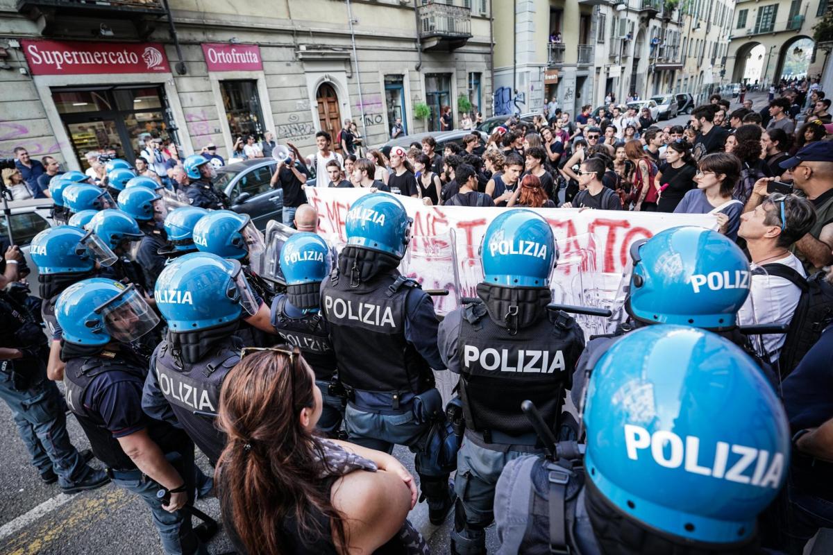 Tensione a Torino, corteo anti Meloni degli studenti: scontri tra m…