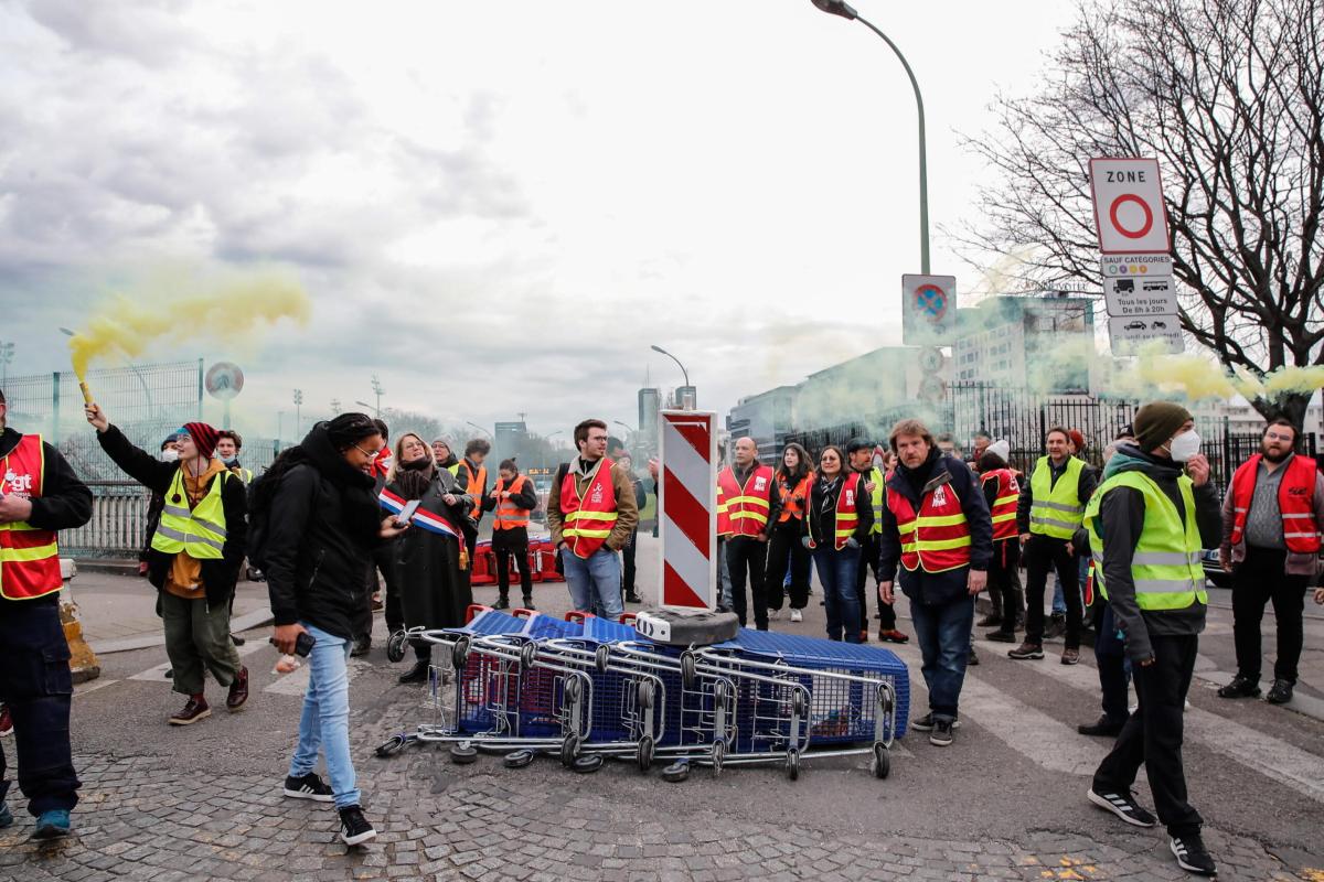 Francia, continuano le proteste contro la riforma pensioni di Macro…