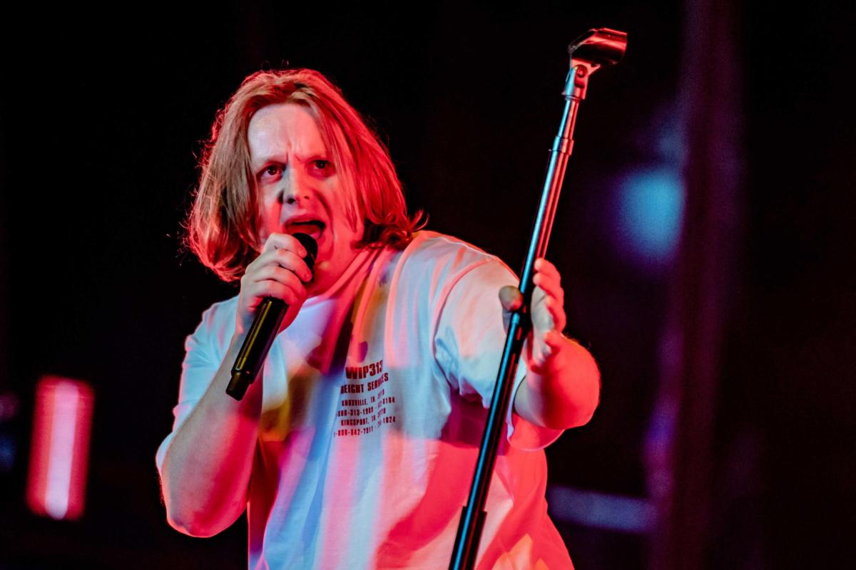 Lewis Capaldi annulla tutti i suoi concerti: “Devo riposarmi e ripr…