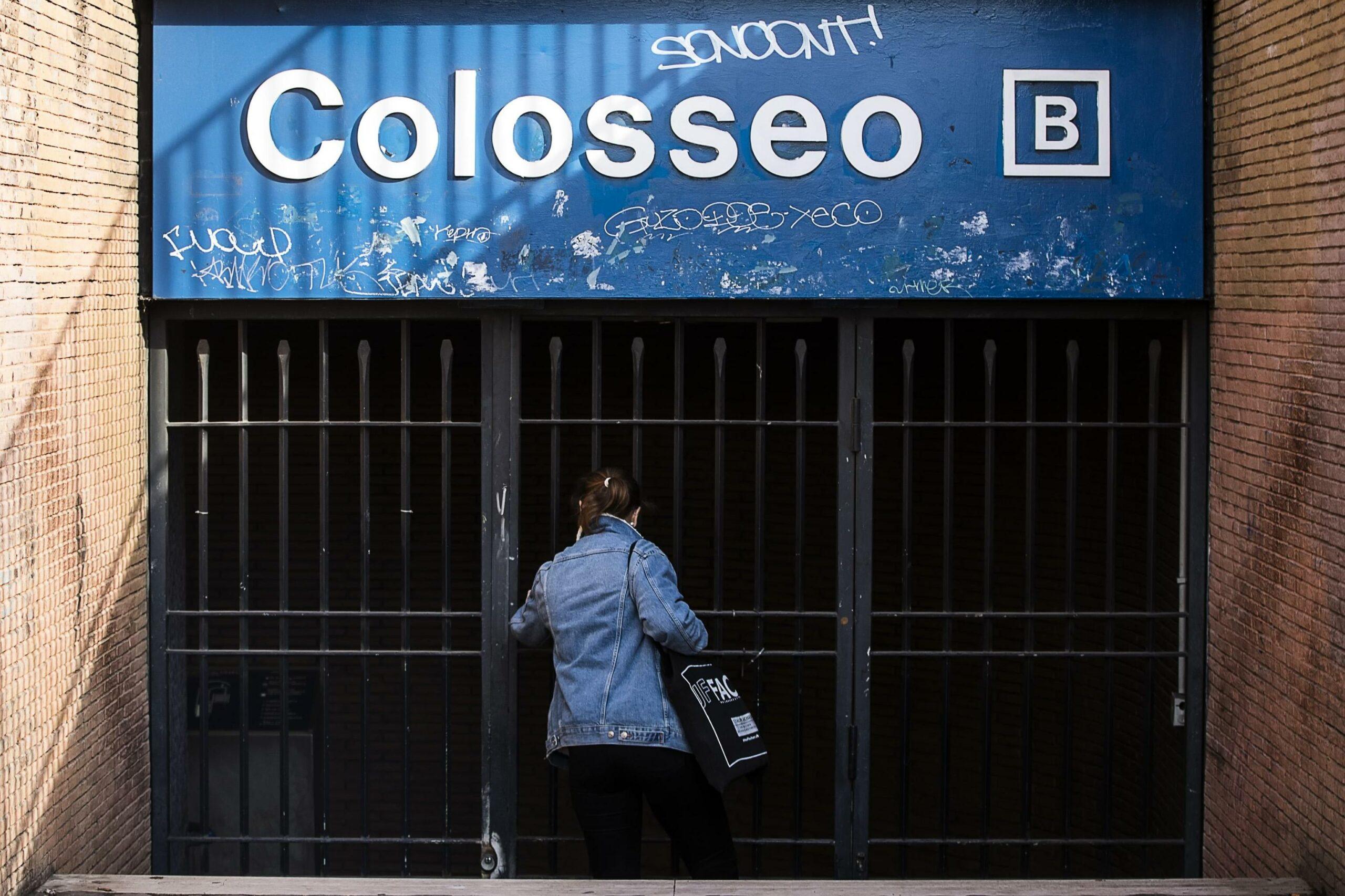 Roma, donna si lancia sui binari della metro B a Colosseo: morta sul colpo