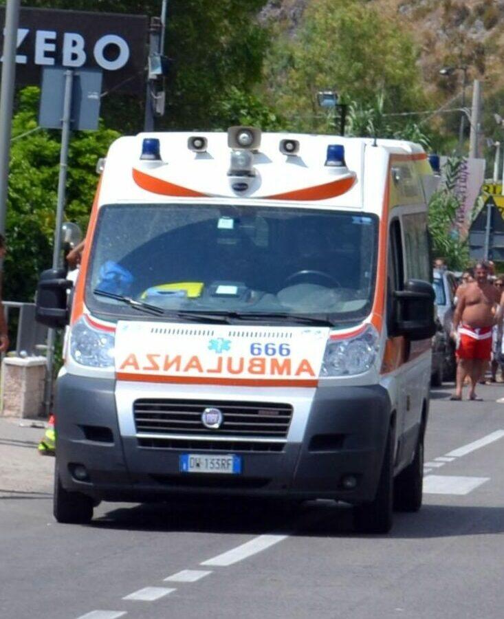 Latina, incidente a Formia: scontro fra scooter e moto, morto un 17enne