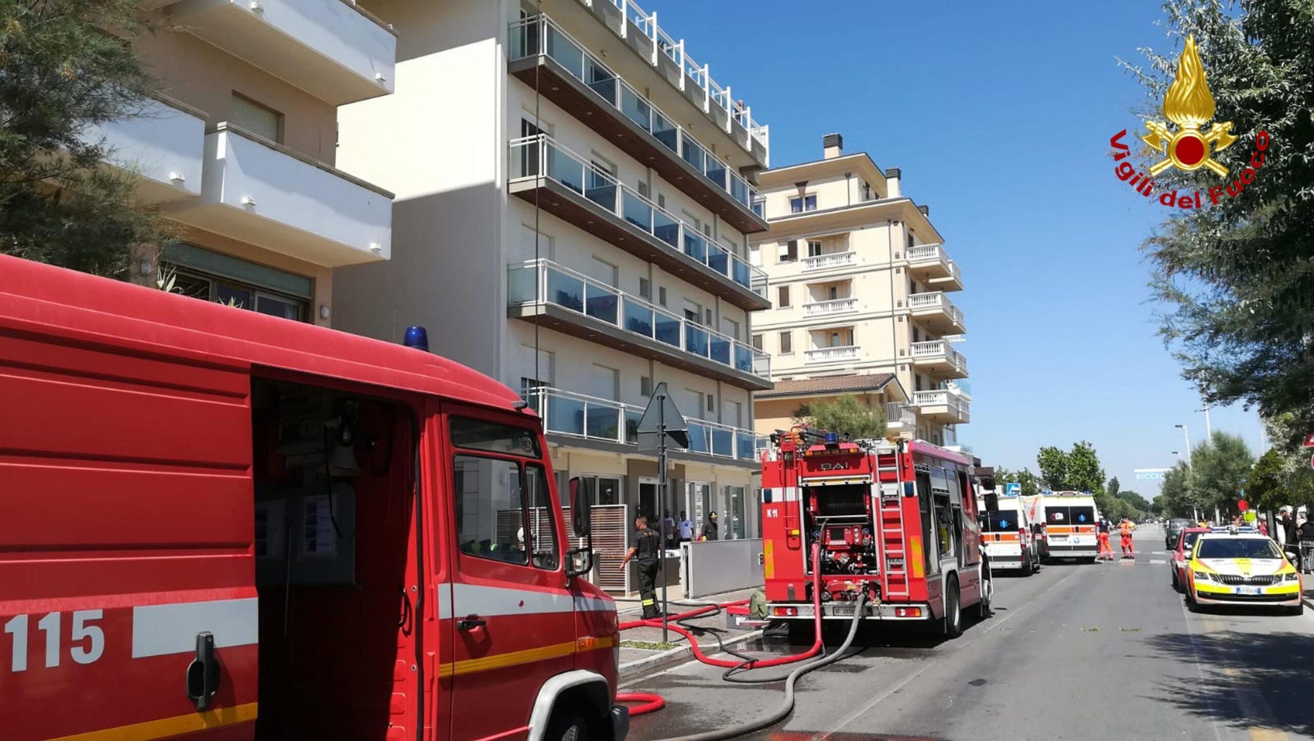 Udine, incendio nell’hotel Marina Uno di Lignano Sabbiadoro: due intossicati | VIDEO