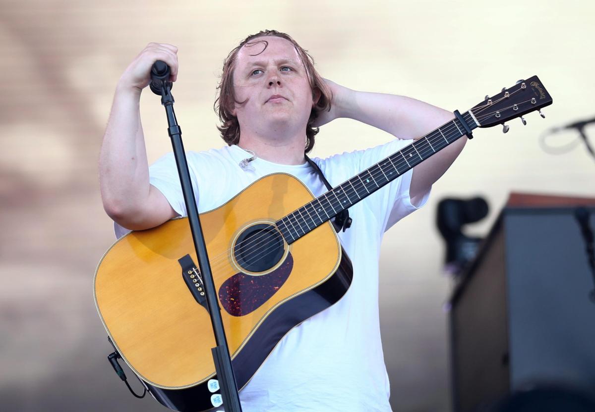 Video Lewis Capaldi a Glastonbury: la sindrome di Tourette lo blocc…