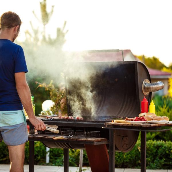 È vero che la carne alla brace fa male? Ecco i rischi reali di questo metodo di cottura