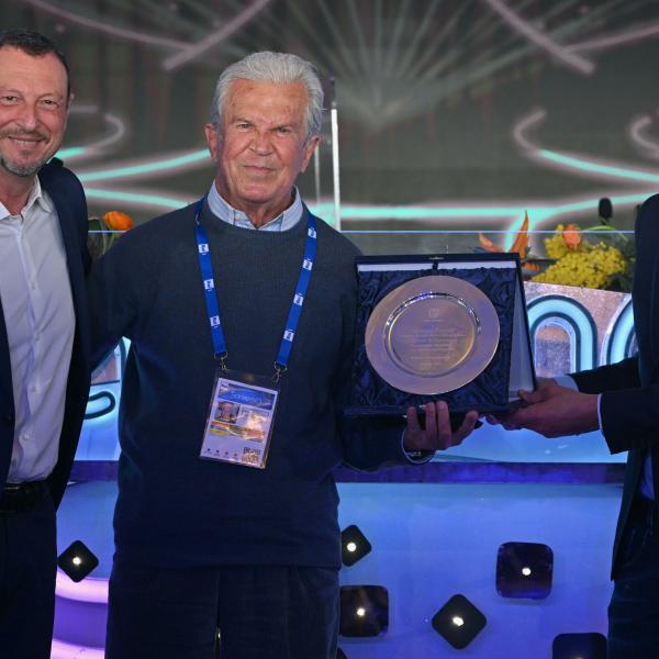 Gaetano Castelli riceve il Premio alla Carriera Città di Sanremo