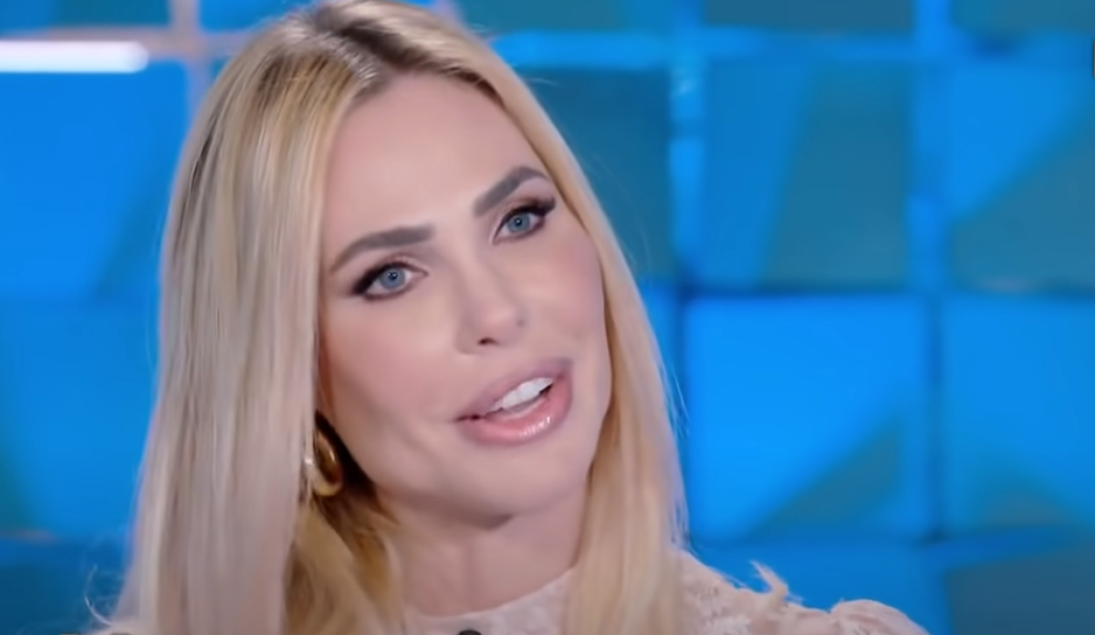 Ilary Blasi con l’orecchino lungo a Verissimo fa impazzire tutti i fan: qual è il brand? | FOTO