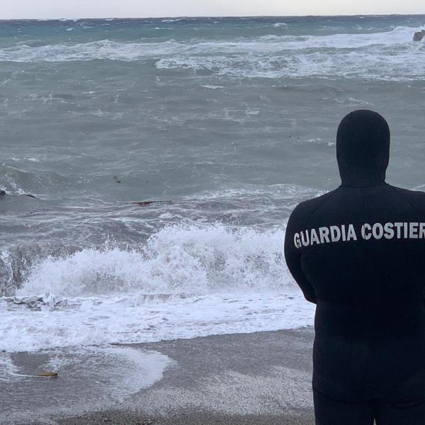 Giallo a Messina, trovato cadavere sulla spiaggia di Rodia: è il terzo in pochi giorni